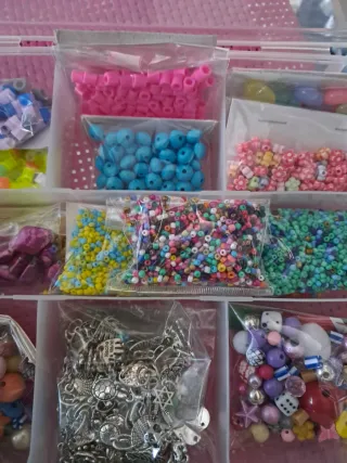 Maletín con 16 paquetes de abalorios
