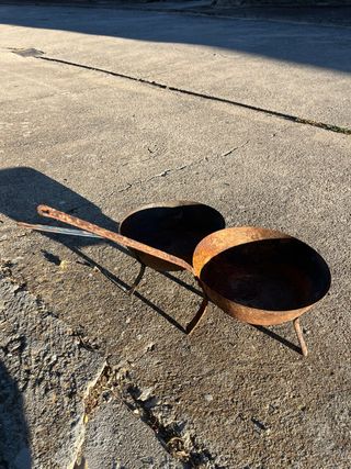 Sartén de metal con mango