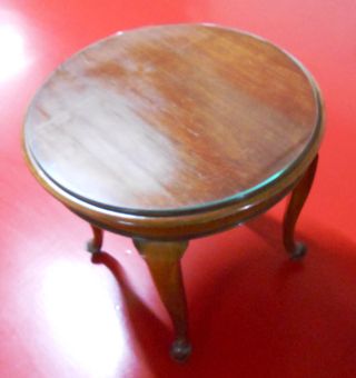 Mesa auxiliar redonda madera y tapa de vidrio.