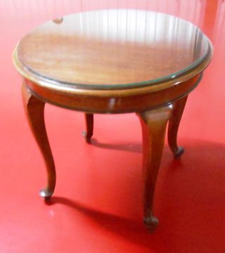 Mesa auxiliar redonda madera y tapa de vidrio.