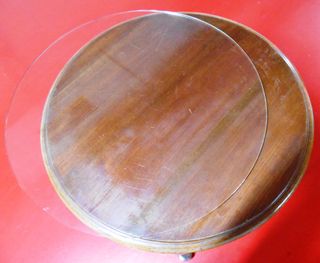 Mesa auxiliar redonda madera y tapa de vidrio.