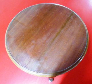 Mesa auxiliar redonda madera y tapa de vidrio.
