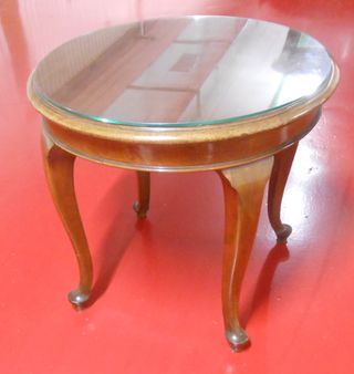 Mesa auxiliar redonda madera y tapa de vidrio.
