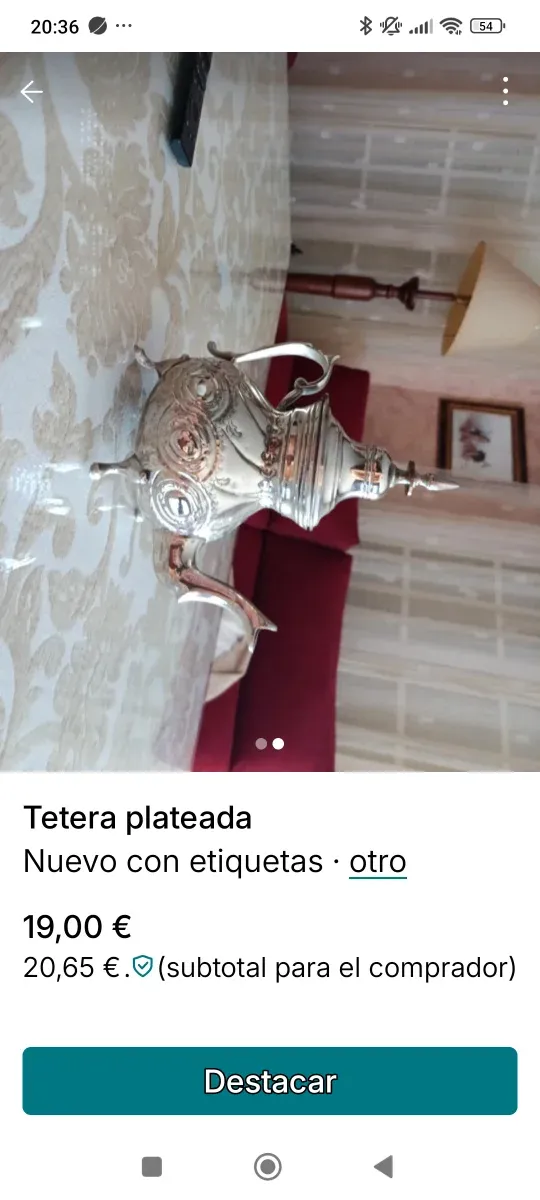 Tetera de metal plateada decorada