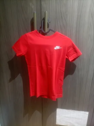 Camiseta Nike Roja talla XS 122-128cm