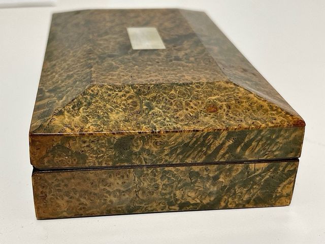 Caja Siglo XIX Raíz madera y Nácar