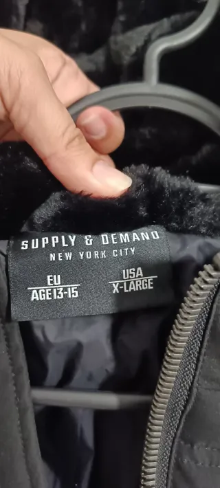 Cazadora Supply & Demand Negra con Capucha