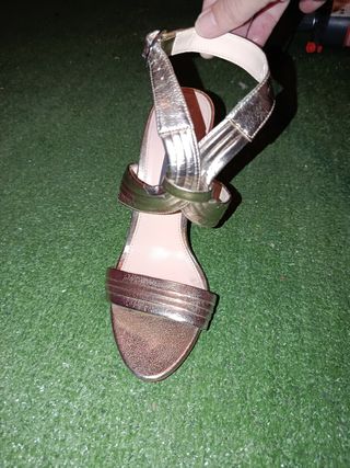 Sandalias Zara doradas Talla 37