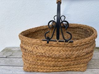 Cesto mimbre con asa metal
