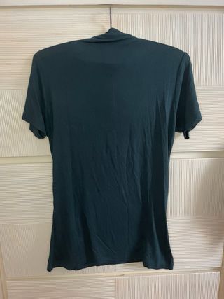 Camiseta verde con cuello alto y botones