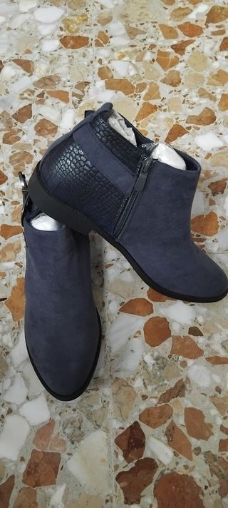Botines azules con detalle de piel