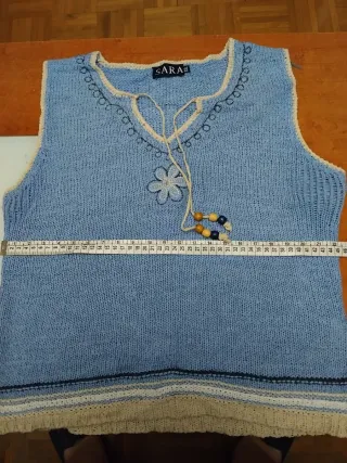 Top sin mangas bordado azul y beige