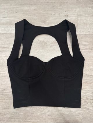Top negro Zara con abertura en la espalda.