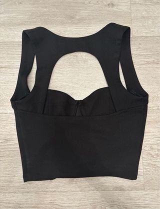 Top negro Zara con abertura en la espalda.