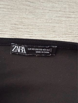 Top negro Zara con abertura en la espalda.
