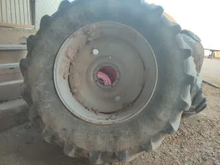 Ruedas de tractor con llanta naranja