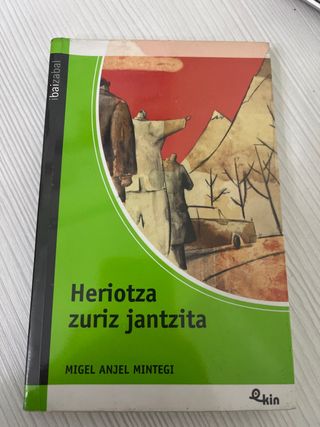 Heriotza zuriz jantzita (Ekin) (Basque Edition)