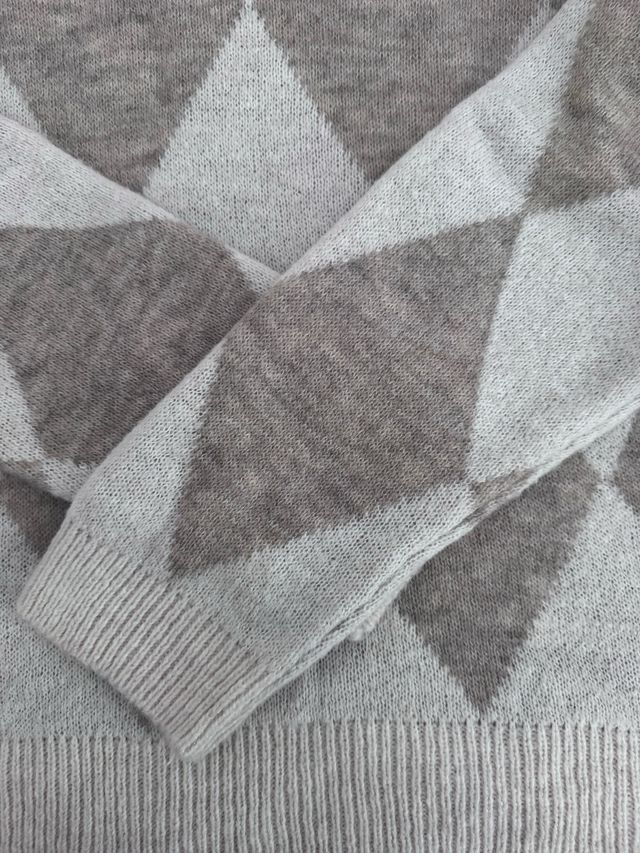 Jersey de punto rombos beige y marrón