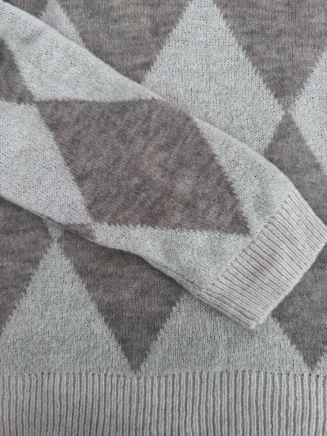 Jersey de punto rombos beige y marrón