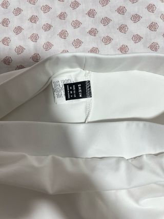 Falda-short corta blanca con abertura