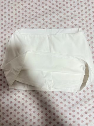 Falda-short corta blanca con abertura