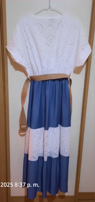 Vestido largo blanco y azul con cinturón