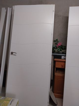 Puerta blanca.con su premarco.pernios