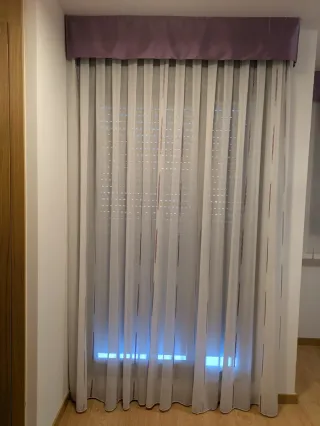 Tende trasparenti con dettagli viola