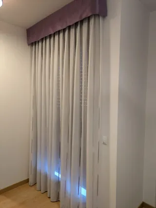 Tende trasparenti con dettagli viola