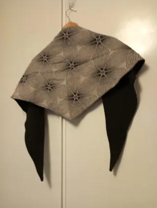 Bufanda triangular Siriñadas beige y negro