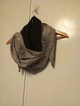 Bufanda triangular Siriñadas beige y negro