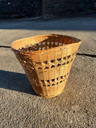 Cesto de mimbre tejido artesanal