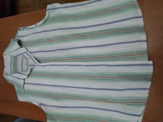 Camisa de rayas verdes y azules