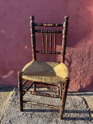 Silla de madera con asiento de mimbre