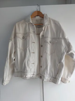 Cazadora vaquera Stradivarius blanca