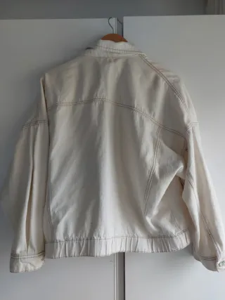 Cazadora vaquera Stradivarius blanca