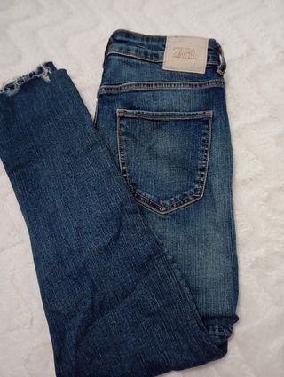 Pantalones vaqueros desgastados