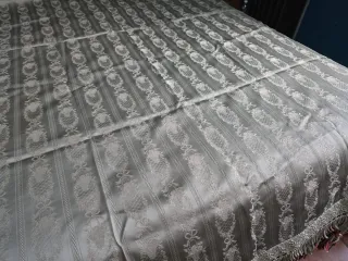 Copriletto vintage in raso grigio con decorazioni