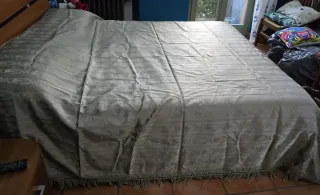 Copriletto vintage in raso grigio con decorazioni