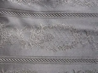 Copriletto vintage in raso grigio con decorazioni
