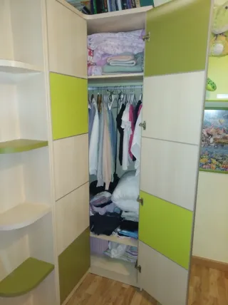 Armadio ad angolo per bambini in legno beige e verde