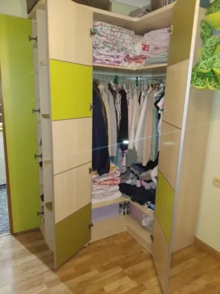 Armadio ad angolo per bambini in legno beige e verde