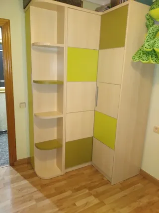 Armadio ad angolo per bambini in legno beige e verde