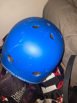 Casco azul Globber + patines + mochila