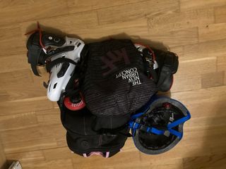 Casco azul Globber + patines + mochila