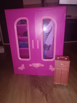 Armario Barbie con Ropa y Accesorios