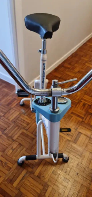 Bicicleta Estática Vintage Años 80.de metal blanca