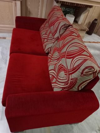 Sofá de tela rojo y beige