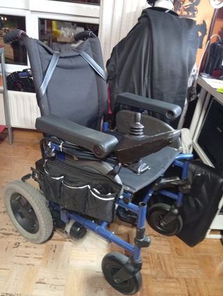 Silla de ruedas eléctrica azul