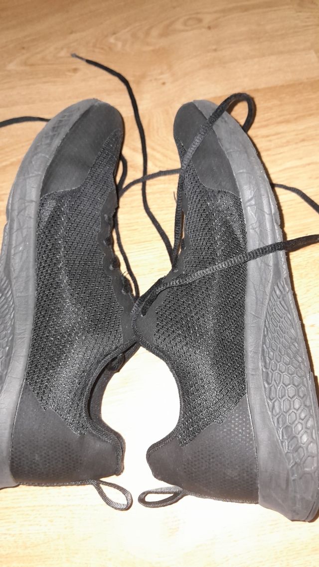Zapatos negros cómodos para deporte